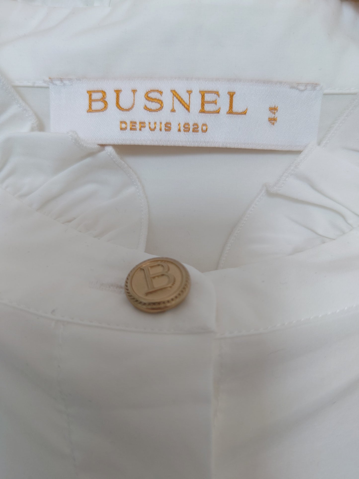 Busnel bluse med nydelige detaljer