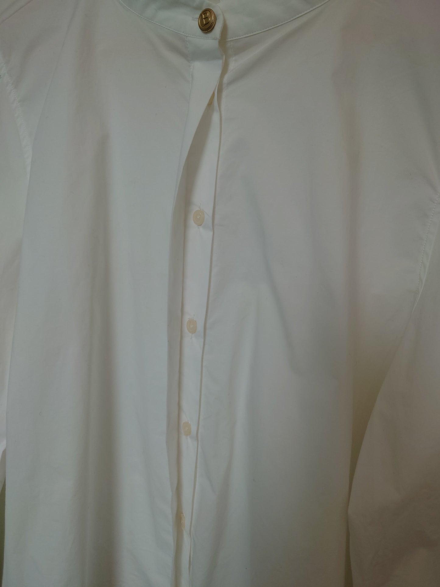 Busnel bluse med nydelige detaljer