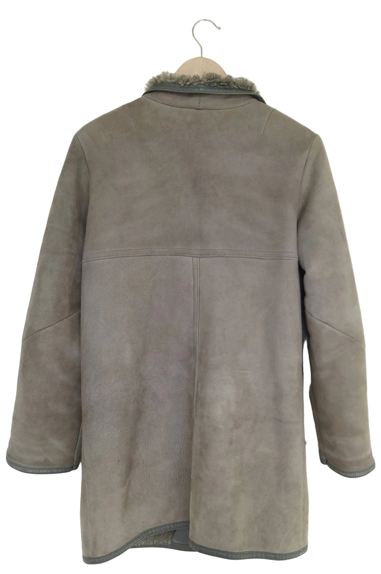 Lammeskinnskåpe i grå-taupe  fra Aleksander.