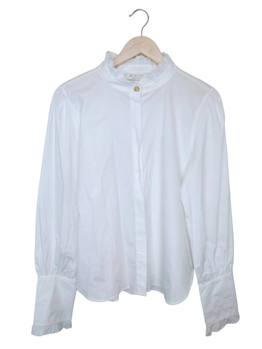 Busnel bluse med nydelige detaljer